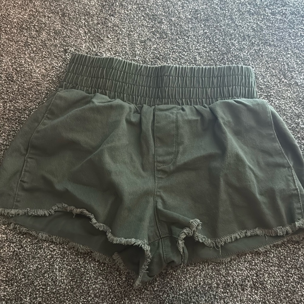 No boundaries. Size Medium (7-9) olive green shorts.